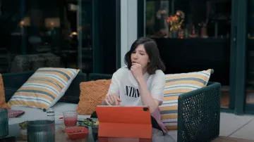 Camiseta estampada de H&M usada por Zoe (Jeanne Balibar) como se ve en Irma Vep (S01E04)