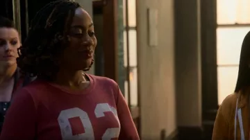 Back When Varsity Thermal Graphic Top usado por Malika Williams (Zuri Adele) como se ve en Good Trouble (S04E02)