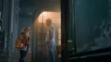 Madewell Stripe Print Cozy Short Walker Cardigan usado por Davia Moss (Emma Hunton) como se ve en Good Trouble (S04E03)