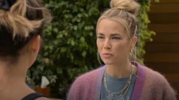 Madewell Chunky Huggie Hoop Pendientes usados por Maggie (Rebecca Rittenhouse) como se ve en la serie de televisión Maggie (Temporada 1 Episodio 1)
