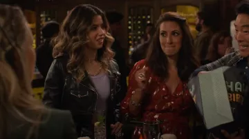 Chaqueta de cuero Sandro Vegas usada por Louise (Nichole Bloom) como se ve en Maggie (S01E01)