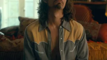 Camisa amarilla y gris de vaquero usada por Klaus Hargreeves (Robert Sheehan) en el programa de televisión The Umbrella Academy (S02E07)