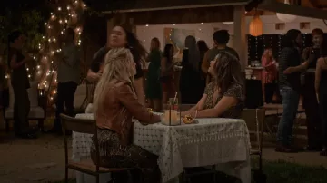 Veronica Beard Trixie Paisley Falda Midi usada por Maggie (Rebecca Rittenhouse) como se ve en Maggie (S01E01)