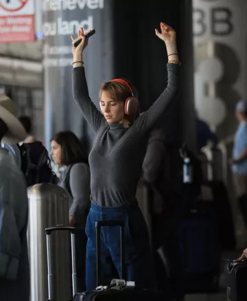 Apple AirPods Max en rose utilisé par l’aéroport Maya Hawke de Los Angeles 24/05/2022