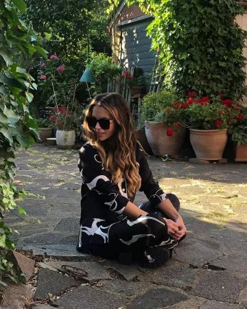 Olivia von Halle "Lila Dante estampada en pijama de seda y satén" usada por Kate Beckinsale en su cuenta de Instagram @katebeckinsale