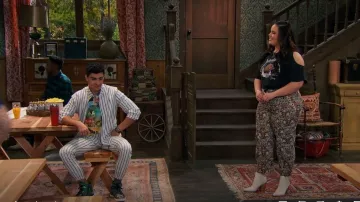 Pantalones de chándal Asos en raya blanca y azul usados por Parker Preston (Trevor Tordjman) como se ve en BUNK'D (S06E02)