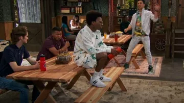 Pantalones cortos de jersey a juego de gran tamaño de Asos usados por (Israel Johnson) como se ve en BUNK'D (S06E02)
