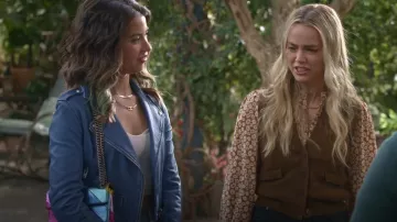 Kurt Geiger London Mini Kensington Leather Crossbody Bag usado por Louise (Nichole Bloom) como se ve en Maggie (S01E02)