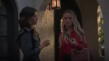Staud Mini Shirley Crochet Edge Bag usado por Maggie (Rebecca Rittenhouse) como se ve en Maggie (S01E02)