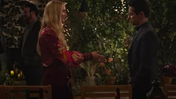 Zimmermann Concert Pantalon structuré en laine à la grenade porté par Amy (Angelique Cabral) comme on le voit dans Maggie (S01E02)