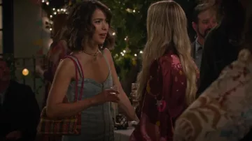 Kurt Geiger London Medium Kensington Tweed Bag usado por Louise (Nichole Bloom) como se ve en Maggie (S01E02)