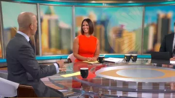 Karen Millen Soft Tailored High Low Midi Dress portée par Dana Jacobson comme vu dans CBS Mornings le 08 juillet 2022