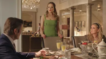 Emilia Wickstead Magdalina Robe à col carré portée par Fallon Carrington (Elizabeth Gillies) vue dans Dynasty (S05E11)
