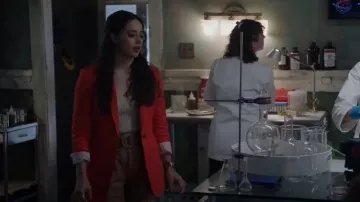 Sandro Twiny Ribbed Knit Top usado por Liz Ortecho (Jeanine Mason) como se ve en Roswell, Nuevo México (S04E02)