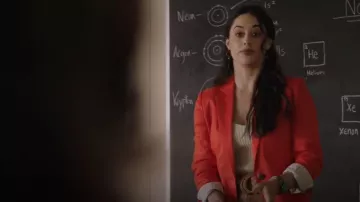 Vero Moda Turn Back Blazer In Red usado por Liz Ortecho (Jeanine Mason) visto en Roswell, Nuevo México (S04E02)
