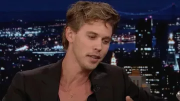 Le collier en or Cartier porté par Austin Butler dans l'émission The Tonight Show Starring Jimmy Fallon