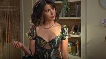 Staud Camilla Minivestido Floral usado por Louise (Nichole Bloom) como se ve en Maggie (S01E04)