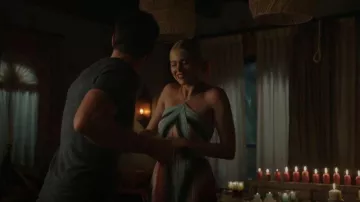 Vestido de Amur Janet en Auburn Vintage Stripe usado por Isobel Evans (Lily Cowles) como se ve en Roswell, Nuevo México (S04E05)