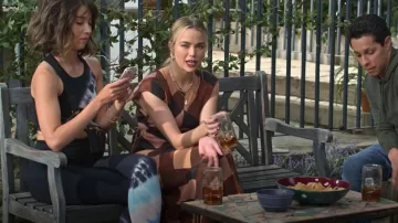 Electric & Rose Sunset Legging In Onyx Azul Peony worn by Louise (Nichole Bloom) as seen in Maggie (S01E05)