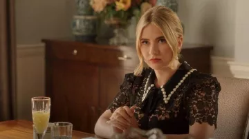 Autoportrait En dentelle embellie Porté par Amanda Carrington (Eliza Bennett) vu dans Dynasty (S05E12)