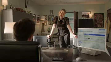 Pantalon Alice + Olivia Dylan Taille Haute Jambe porté par Amanda Carrington (Eliza Bennett) comme vu dans Dynasty (S05E12)