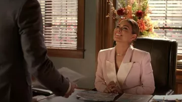 Sergio Hudson Veste Tuxedo en crêpe garnie de satin portée par Cristal Carrington (Daniella Alonso) vue dans Dynasty (S05E12)