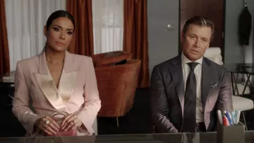 Chloe Monogram Bolso Crossbody de cuero en relieve usado por Cristal Carrington (Daniella Alonso) como se ve en Dinastía (S05E12)
