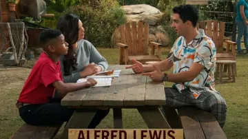 Asos Fit Abstract Print Short Sleeve usado por Parker Preston (Trevor Tordjman) como se ve en BUNK'D (S06E05)