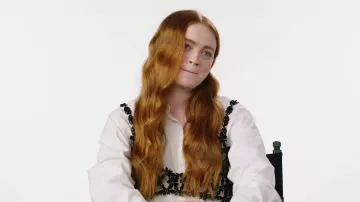 Crop top de flores de cuentas negras usado por Sadie Sink en Sadie Sink Comparte su primera cita, Stranger Things Friend, Big Purchase & More | Vogue adolescente