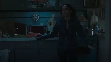 La camisa North Face Hayden Pass usada por Toni Topaz (Vanessa Morgan) como se ve en Riverdale (S06E01)