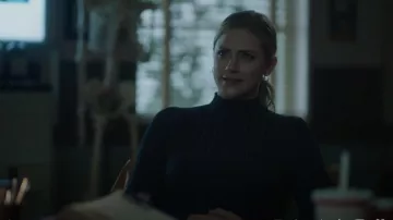 Acne Studios Katina Turtleneck Sweater porté par Betty Cooper (Lili Reinhart) vu dans Riverdale (S06E02)