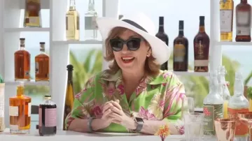 Gucci Love Parade Chemise en tissu de soie imprimée portée par Joy Behar comme on le voit dans The View le 29 juin 2022