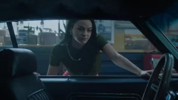 Givenchy Chain Embellished Knit Crop Top porté par Veronica Lodge (Camila Mendes) vu dans Riverdale (S06E02)