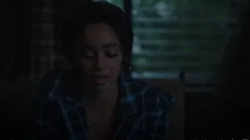 Blazer Smythe One Button usado por Toni Topaz (Vanessa Morgan) como se ve en Riverdale (S06E02)