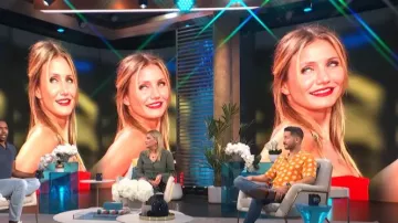 Sandro Cold Flower Camisa Regular Fit usada por Jai Rodriguez como se ve en E! Noticias Daily Pop el 11 de julio de 2022