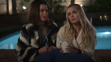 Zara Lim­it­ed Edi­tion Jacquard Jack­et worn by Louise (Nichole Bloom) as seen in Maggie (S01E07)