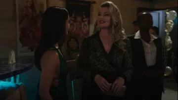 Diane von Furstenberg Angelina Floquée Pinted Silk-Blend Chiffon et Satin-Jersey Wrap Dress porté par Alice Cooper (Mädchen Amick) vu dans Riverdale (S06E03)