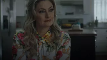 Boutique Mochino Pussy-Bow Floral-Print Crêpe de Chine Chemise portée par Alice Cooper (Mädchen Amick) vue à Riverdale (S06E03)