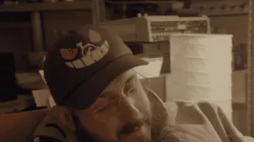 La casquette ectoplasma portée par Caballero dans le clip DOUDOUNE EN ÉTÉ de JeanJass