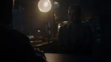 Blazer de la duquesa de Smythe usado por Betty Cooper (Lili Reinhart) como se ve en Riverdale (S06E03)