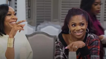 Alice + Olivia Natalie Off-The-ShoulderPetiton décontracté porté par Kandi Burruss vu dans The Real Housewives of Atlanta (S14E01)