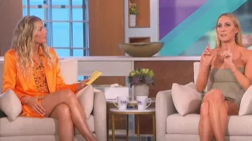 Alice + Olivia Denny Blazer porté par Amanda Kloots vu dans The Talk le 14 juillet 2022