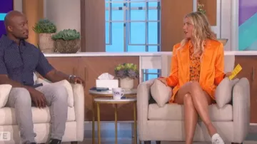 Alice + Olivia Mara Crossover Waistband Shorts porté par Amanda Kloots comme vu dans The Talk le 14 juillet 2022