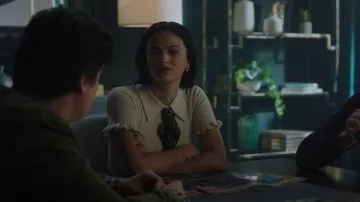 Sandro Tym Contrast Neck-Tie Wool-Blend Jumper usado por Veronica Lodge (Camila Mendes) como se ve en Riverdale (S06E05)