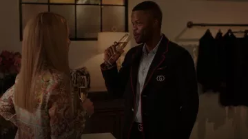 Veste Gucci Palma à poitrine unique portée par Jeff Colby (Sam Adegoke) vue dans Dynasty (S05E13)