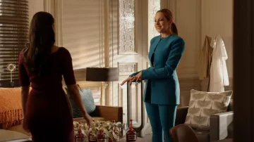 Le blazer Attico Mya porté par Fallon Carrington (Elizabeth Gillies) vu dans Dynasty (S05E13)