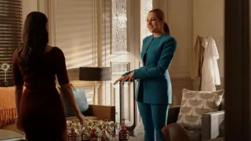 Le pantalon Attico Freja porté par Fallon Carrington (Elizabeth Gillies) vu dans Dynasty (S05E13)