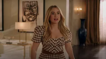 Autoportrait Gingham-Check Square-Neck Robe portée par Amanda Carrington (Eliza Bennett) vue dans Dynasty (S05E13)