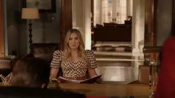 B-Low La ceinture Nylah portée par Amanda Carrington (Eliza Bennett) vue dans Dynasty (S05E13)