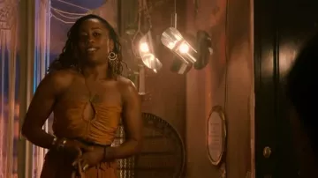 Ulla Johnson Evanthe Halter Cuello Midi Vestido usado por Malika Williams (Zuri Adele) como se ve en Good Trouble (S04E09)